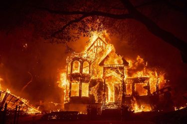Une auberge en proie aux flammes à Saint-Helena, en Californie, le 27 septembre dernier. Les catastrophiques incendies qui dévastent l&#039;Etat sont une manifestation extrême des conséquences du changement climatique.