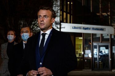Emmanuel Macron est arrivé en début de soirée au collège Bois d'Aulne de Conflans-Sainte-Honorine (Yvelines).