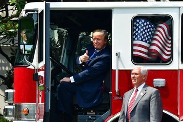 Donald Trump à la Maison-Blanche le 17 juillet 2017 : pour mettre en valeur des produits &quot;made in America&quot;, le président s&#039;est installé à bord d&#039;un camion de pompiers, fabriqué dans le Wisconsin.