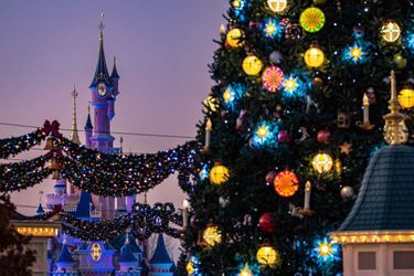 Le parc de Disneyland Paris décoré pour Noël.