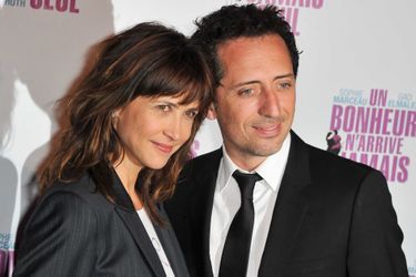 Sophie Marceau et Gad Elmaleh lors de la première du film «Un bonheur n&#039;arrive jamais seul» le 15 juin 2012 à Paris. 