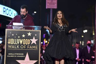 Adam Sandler et Salma Hayek lors de l'inauguration de l'étoile de l'actrice à Hollywood le 19 novembre 2021