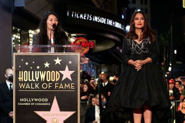 Chloé Zhao et Salma Hayek lors de l'inauguration de l'étoile de l'actrice à Hollywood le 19 novembre 2021