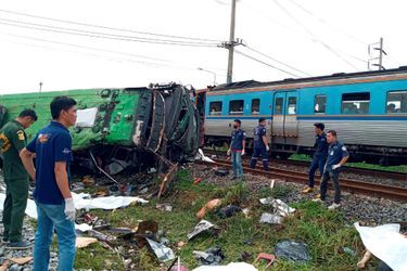 Au moins 18 personnes ont été tuées et plus de 40 blessées dimanche lors d'une collision entre un train et un autocar près de Bangkok.