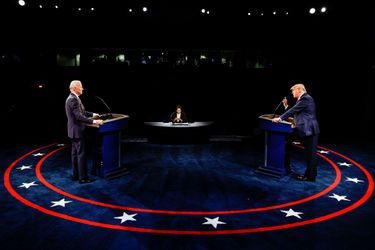 Donald Trump et Joe Biden sur la scène du débat à Nashville, dans le Tennessee.
