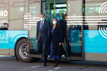 La reine Letizia et le roi Felipe VI d'Espagne descendent d'un bus urbain à Madrid, le 15 novembre 2021