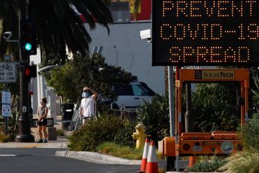 Un panneau incitant à respecter les consignes sanitaires face au Covid-19 à Solana Beach, en Californie.