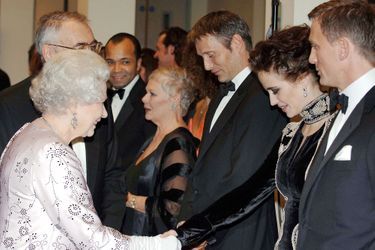L&#039;équipe du film «Casino Royale» rencontre la reine Elizabeth II à la première du film à Londres en novembre 2006