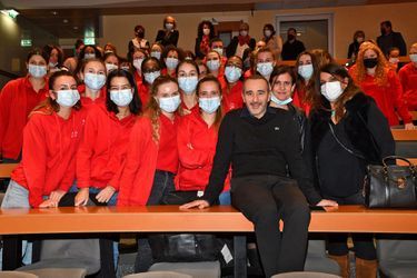 Elie Semoun avec un groupe d'étudiantes infirmières et aide-soignantes à la projection du documentaire «Mon Vieux» à Monaco le 11 novembre 2021