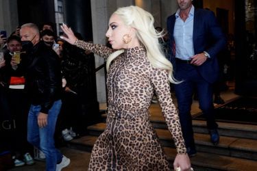 Lady Gaga (en robe Valentino) à Milan le 12 novembre 2021