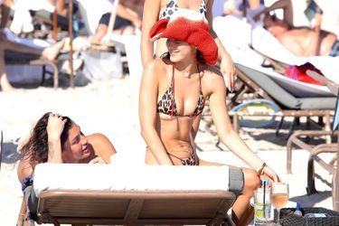 Bella Hadid sur une plage de Miami le 13 novembre 2021