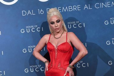 Lady Gaga (en robe Versace) à Milan le 13 novembre 2021