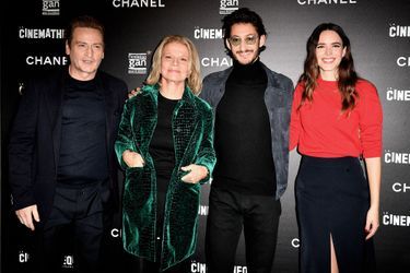 Benoît Magimel, Nicole Garcia, Pierre Niney et Stacy Martin à l'avant-première du film «Amants» à Paris le 15 novembre 2021