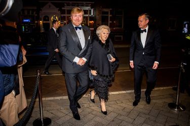 La princesse Beatrix des Pays-Bas avec son fils aîné le roi Willem-Alexander à Amsterdam, le 15 novembre 2021