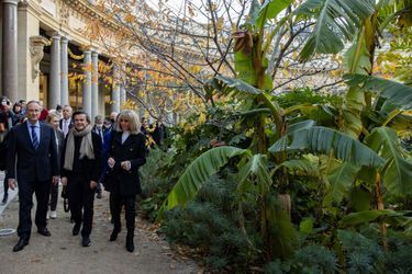 Jean-Michel Othoniel (au centre)  fait découvrir à Brigitte Macron et Douglas Emhoff ses oeuvres exposées au Petit Palais. 