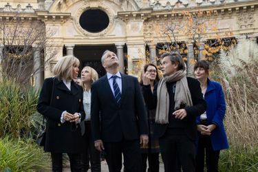 Jean-Michel Othoniel (à droite) fait découvrir à Brigitte Macron et Douglas Emhoff ses oeuvres exposées au Petit palais. 