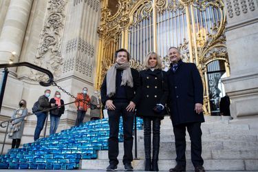 Jean-Michel Othoniel aux côtés de Brigitte Macron et Douglas Emhoff vendredi au Petit Palais. 