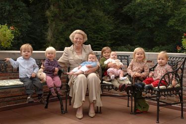 La reine Beatrix des Pays-Bas avec ses sept petits-enfants en 2006