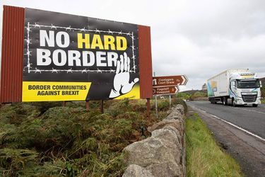 Un panneau anti-Brexit près de la frontière à Newry, en Irlande du Nord.
