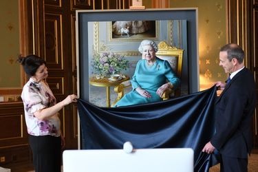 Le nouveau portrait de la reine Elizabeth II, revélé le 25 juillet 2020 au Foreign and Commonwealth Office à Londres, en présence de l’artiste Miriam Escofet