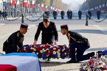 Emmanuel Macron dépose une gerbe sur la tombe du soldat inconnu, jeudi.