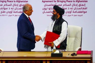 Lors de la signature d'un accord à Doha, en février 2020.