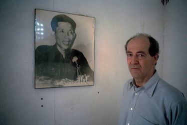 « François Bizot devant le portrait de Douch, son bourreau, trente ans après, dans le musée de l’horreur, à l’école de Tuol Sleng, l’ancien camp de torture et de détention S 21. » - Paris Match n°2675, 31 août 2000