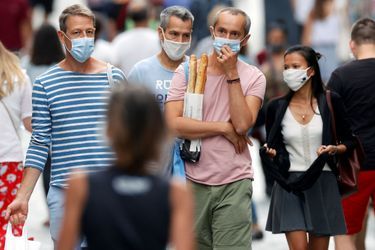 Des Parisiens portant leur masque dans la rue, le 22 août dernier. 