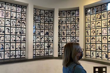 Une visiteuse du musée de l’usine d’Oskar Schindler regarde des portraits de travailleurs juifs sauvés par d’Oskar Schindler.