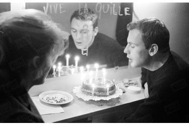 Jean-Louis Trintignant fête ses 28 ans dans sa loge du théâtre des Mathurins, dans le 8ème arrondissement de Paris, en décembre 1958.