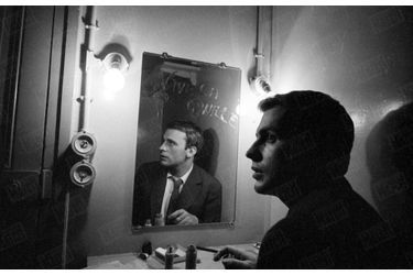 Jean-Louis Trintignant dans sa loge du théâtre des Mathurins, dans le 8ème arrondissement de Paris, en décembre 1958.