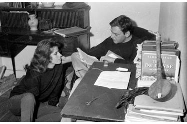 Nadine et Jean-Louis Trintignant dans leur appartement à Paris, en décembre 1958.