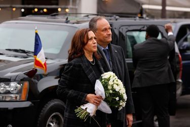 Kamala Harris et son mari Douglas Emhoff se recueillent, samedi 13 novembre, en face du Carillon et du Petit Cambodge, à Paris.