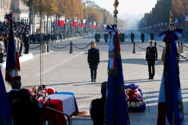 Le président Emmanuel Macron devant le cercueil d'Hubert Germain, jeudi à l'Arc de Triomphe.