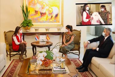 La reine Letizia d'Espagne et le couple présidentiel du Paraguay à Asunción, le 4 novembre 2021. En vignette, le manteau qui lui a été donné en cadeau