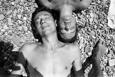 Yves Montand et Simone Signoret en vacances sur la Côte d'Azur, en juillet 1951.