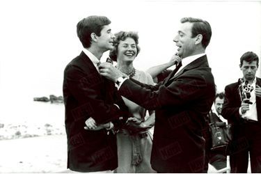 Yves Montand, avec Ingrid Bergman et Anthony Perkins, lors du 14ème Festival de Cannes en mai 1961. Ils sont sur la Croisette pour la présentation en compétition de leur film "Aimez-vous Brahms..." d'Anatole Litvak.