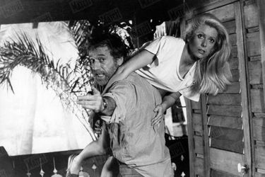 Yves Montand avec Catherine Deneuve sur le tournage du film "Le sauvage" de Jean-Paul Rappeneau en  avril 1975. 