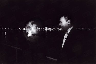 Yves Montand et Simone Signoret, lors du 12ème Festival de Cannes, où l'actrice a obtenu le Prix d'interprétation féminine pour son rôle dans "Les Chemins de la haute ville", en mai 1959.