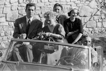Yves Montand en compagnie d'Ann Baxter, Olivia de Havilland et Kirk Douglas au Festival de Cannes en avril 1953.