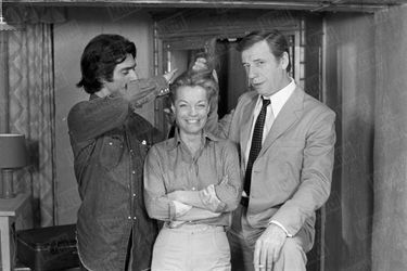 Yves Montand avec Romy Schneider et Sami Frey sur le tournage du film "Cesar et Rosalie" de Claude Sautet, en avril 1972. 