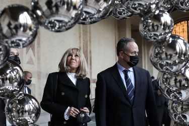  Brigitte Macron et Douglas Emhoff découvrent l'exposition «Le Théorème de Narcisse». 