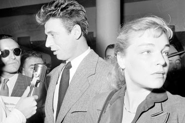 Yves Montand et Simone Signoret s'envolent pour Rio de Janeiro, où le chanteur est engagé pour un mois, en juillet 1950.