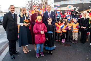 Le prince héritier Haakon et la princesse Mette-Marit de Norvège avec le roi Willem-Alexander et la reine Maxima des Pays-Bas, le 11 novembre 2021 à Trondheim