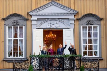 Le prince héritier Haakon et la princesse Mette-Marit de Norvège avec le roi Willem-Alexander et la reine Maxima des Pays-Bas à Trondheim, le 11 novembre 2021