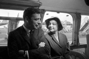 Yves Montand retrouve Simone Signoret en rentrant de Rome où elle tournait le film "Adua et ses compagnes" d'Antonio Pietrangeli, en juillet 1960. L'acteur vient d'achever le tournage du film "Le Milliardaire", où il a noué une relation passagère avec Marilyn Monroe.