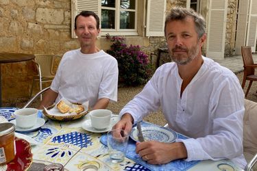 Les princes Joachim et Frederik de Danemark au château de Cayx en France, début août 2020