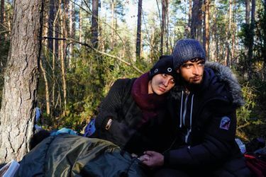 Hassan, 24 ans, et Sarah, 26 ans, enceinte de 5 mois, près du village polonais de Lewosze, le 29 octobre, après vingthuit jours d’errance. Ils ont été renvoyés neuf fois vers la Biélorussie.