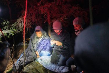 Des Syriens de Homs, dans leur cache forestière. Aux habitants qui les aident, ils quémandent des batteries pour leurs téléphones afin de joindre des passeurs. 