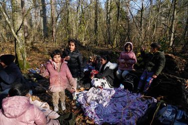 Ce groupe de Kurdes de Turquie, dont six jeunes enfants, est bloqué depuis cinq nuits dans les bois près de la ville de Narewka. 